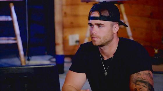 Austin Gunn Gives ANOTHER GIRL His Number - E! Online