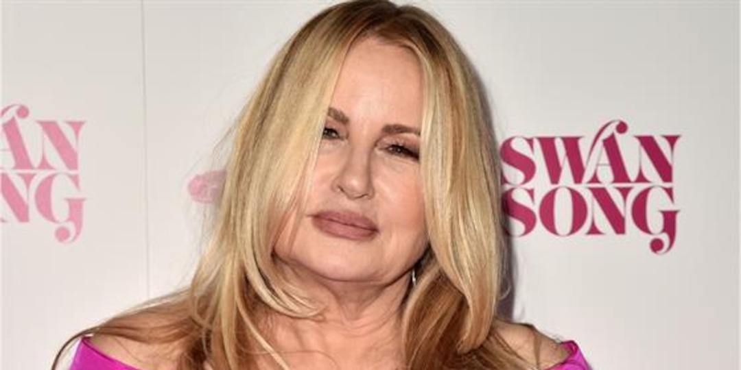 Jennifer Coolidge Calls the "Bend and Snap" Misleading - E! Online.jpg