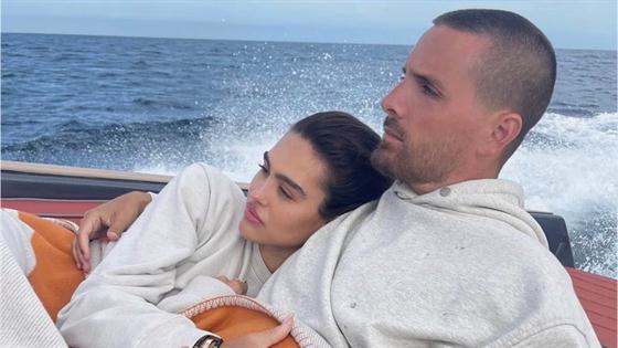 Scott Disick And Amelia Hamlin Cuddle During Boat Trip E Online 6152