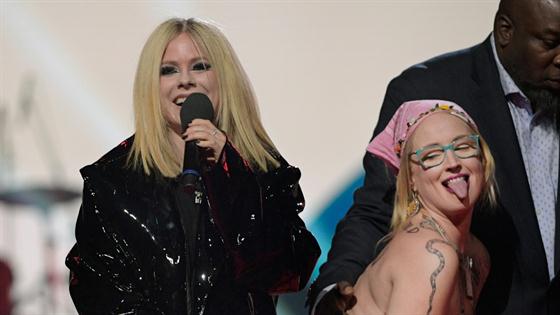 Avril Lavigne Confronts Topless Protestor at 2023 Juno Awards