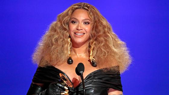 Beyoncé's Throwback Photos From the AMAs Will Make You Ring the Alarm