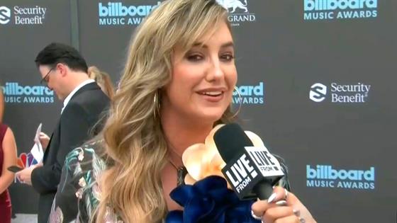 Lainey Wilson Relives Her Hannah Montana Days at BBMAs 2022