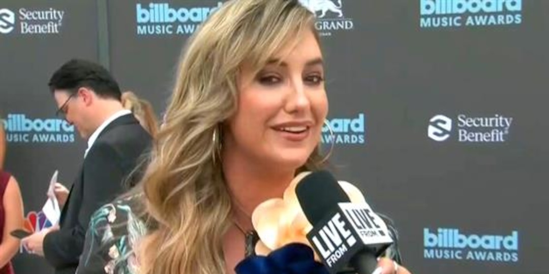 Lainey Wilson Relives Her Hannah Montana Days at BBMAs 2022 - E! Online.jpg