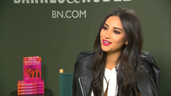 Shay Mitchell Talks Working With Jennifer Aniston - E! Online