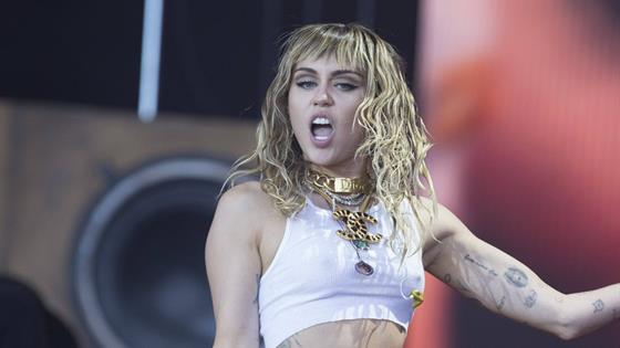 Captan A Miley Cyrus Besándose Con La Ex Cuñada De Kendall Y Kylie Jenner E Online Latino Mx 