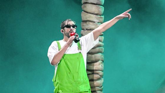 Bad Bunny hace una breve pausa en la música para convertirse en un  comentarista deportivo