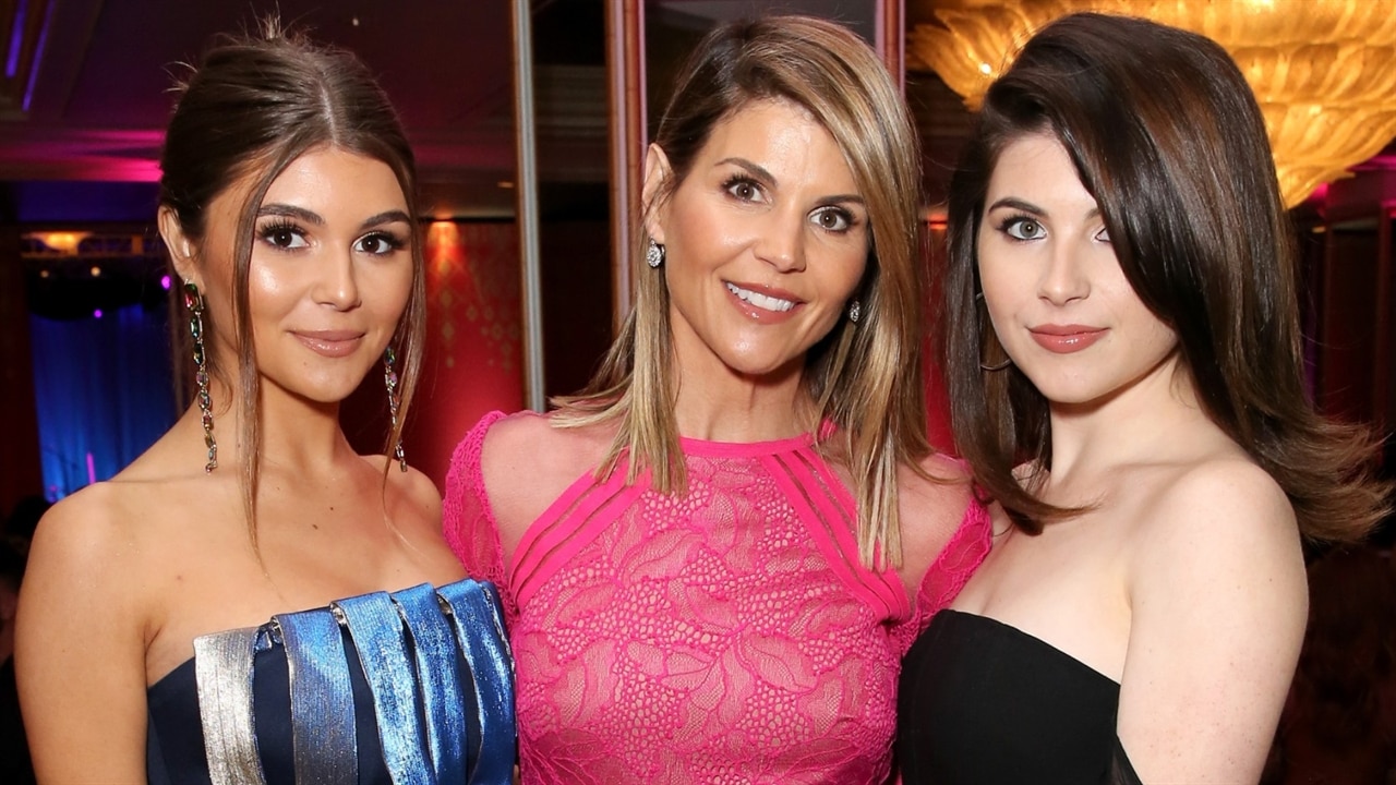 Lori Loughlins Daughters Break Their Instagram Silence E News 0624