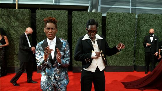 Jon Batiste & Leon Bridges 2021 Emmys E! Glambot