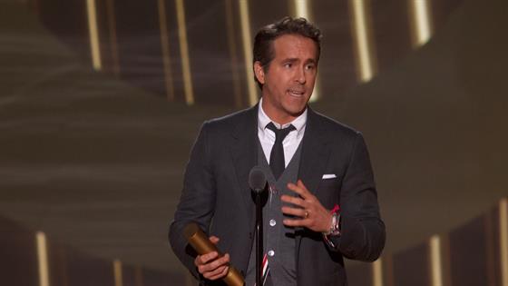 Ryan Reynolds gifts students free pizza, gives commencement speech