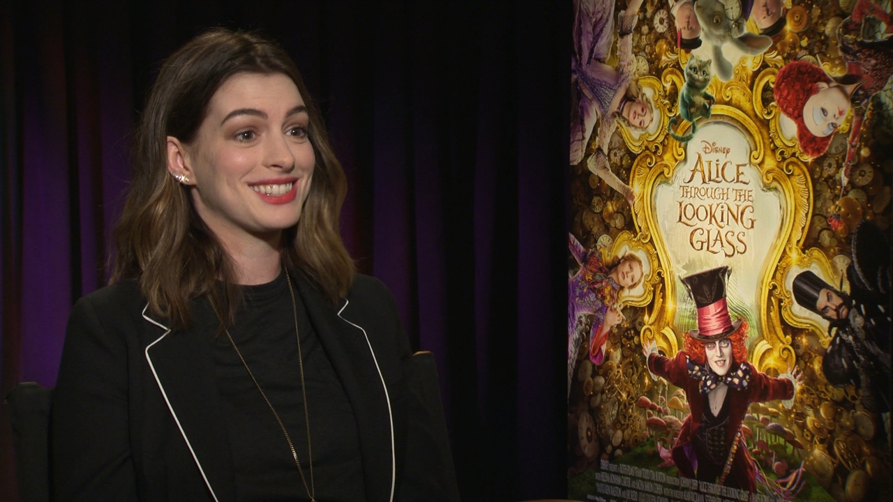 Anne Hathaway Recalls Her First Kiss and Celebrity Crυsh - E! Online