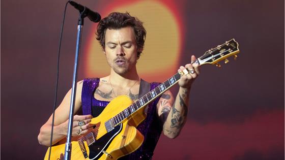 Harry Styles pays tribute to Olivia Newton-John in concert