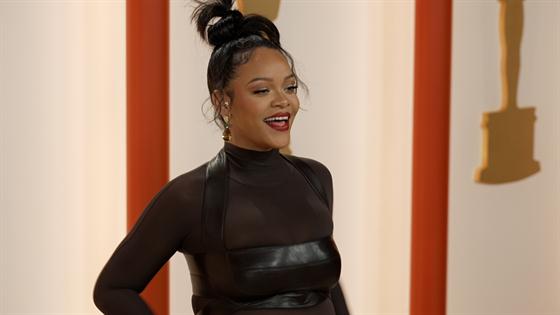 rihanna-debuts-stunning-hair-switch-up