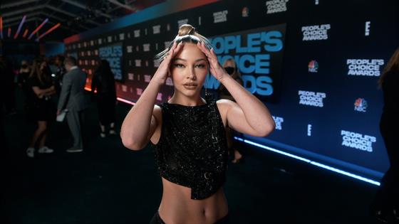Madelyn Cline 2021 People's Choice Awards E! Glambot