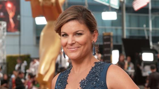 Kristin Dos Santos - 2016 Emmys E! Glambot - E! Online