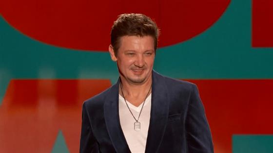 Jeremy Renner Surprises the Crowd at the 2024 People’s Choice Awards