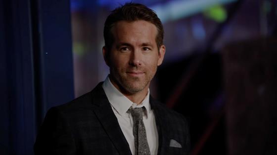 Así Es Como El Ugly Sweater De Ryan Reynolds Salvó El Día Por Una Gran Causa E News 