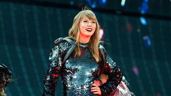 Taylor Swift Talks Surprise Ama Performance