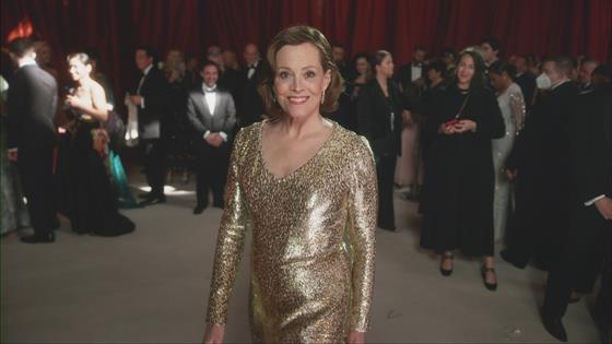 Sigourney Weaver Oscars 2023 E Glambot   Glam 2023oscars Weaver 353141 560x315 2181359683584 