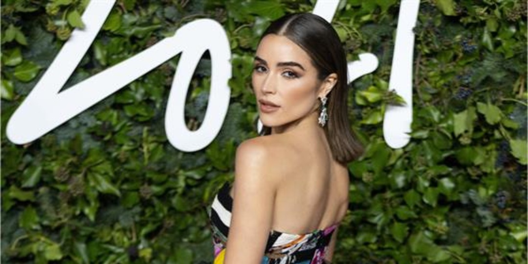 Olivia Culpo Calls Out American Airlines for Making Her "Cover Up" - E! Online.jpg