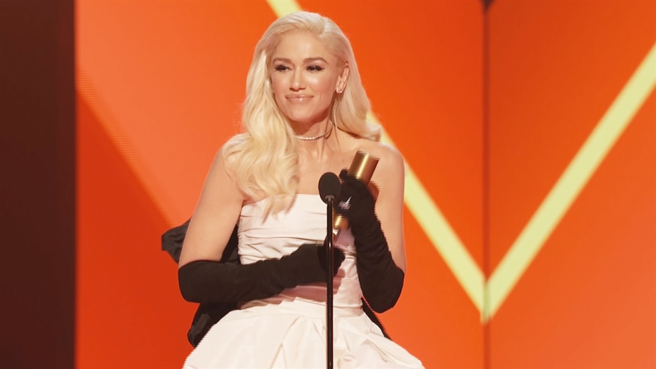 Gwen Stefani Accepts the 2019 PCAs Fashion Icon Award | E! News