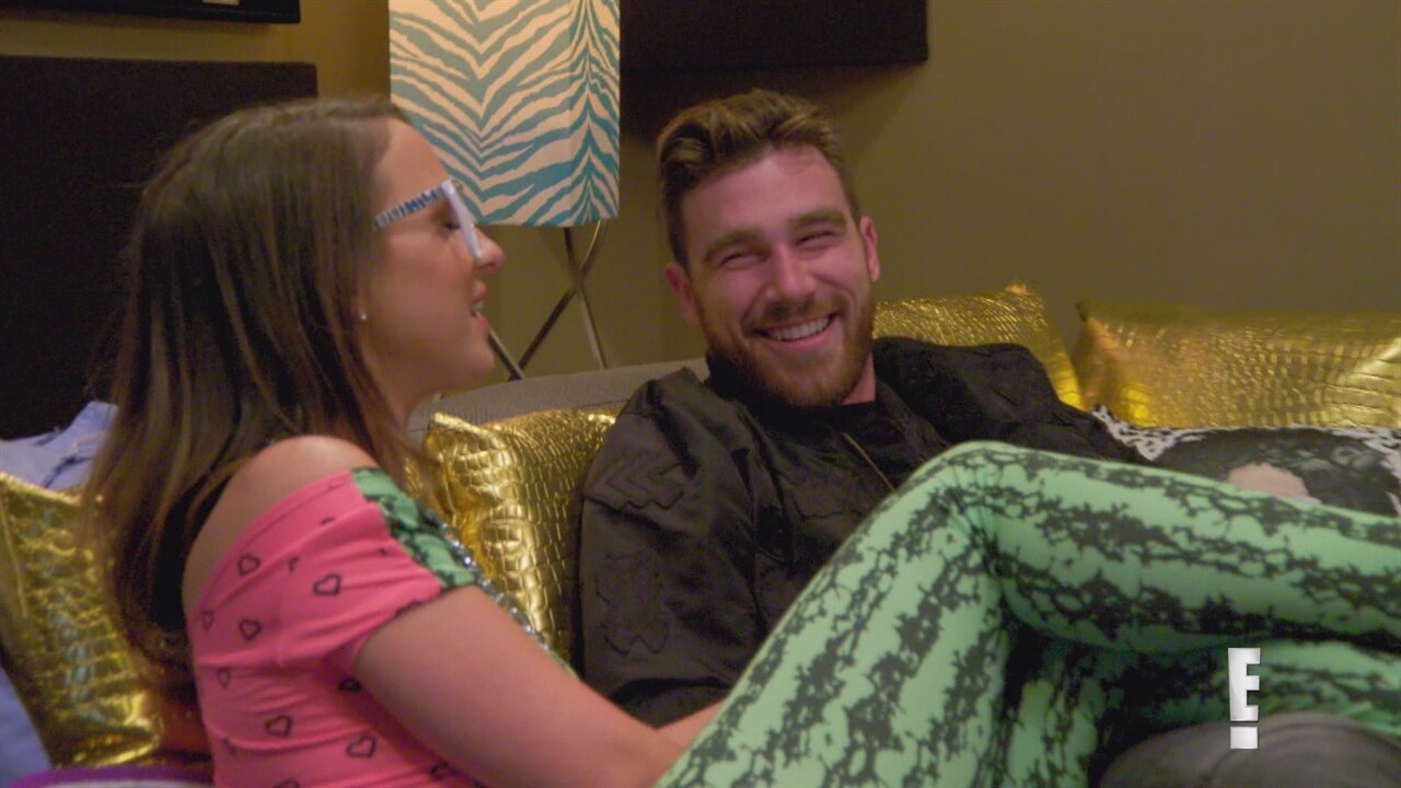 Travis Kelce Accidentally Insults Victoria's Outfit | E! News