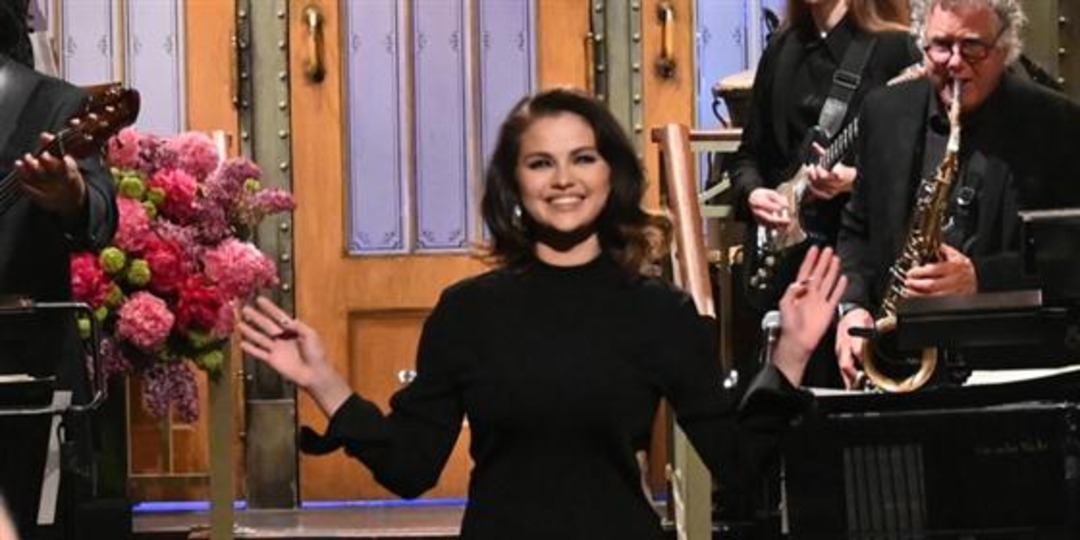 Selena Gomez Tries 'Manifesting Love' in SNL Hosting Debut - E! Online.jpg