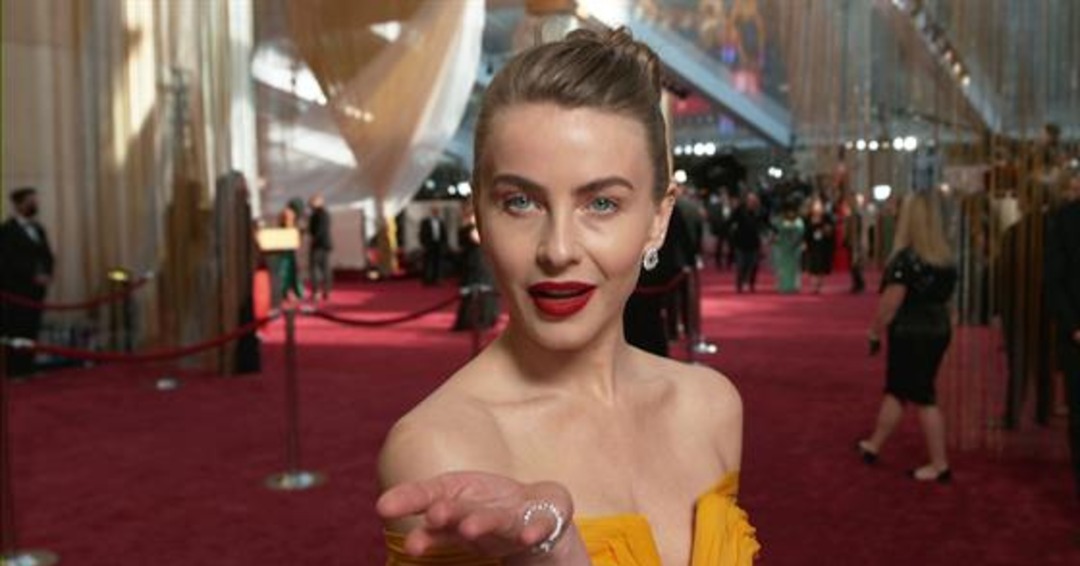 Julianne Hough - Oscars 2022 E! Glambot - E! Online