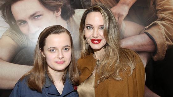 Анджелина джоли сегодня фото Angelina Jolie's Daughter Vivienne Joins Mom on the Red Carpet