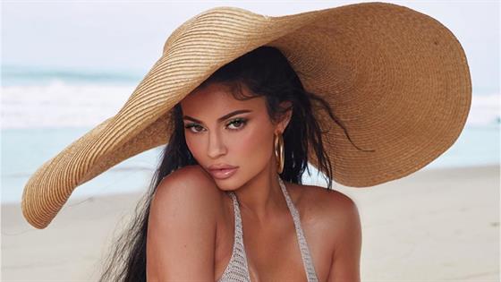 Mexican Beach Tits - Kylie Jenner Poses Nude on Vacation to Celebrate Kylie Skin