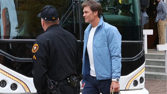 Tom Brady appears to ditch wedding ring in new Instagram video