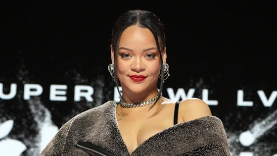 Rihanna Studied Beyoncé's Super Bowl Halftime Shows to Prep for Hers - E!  Online