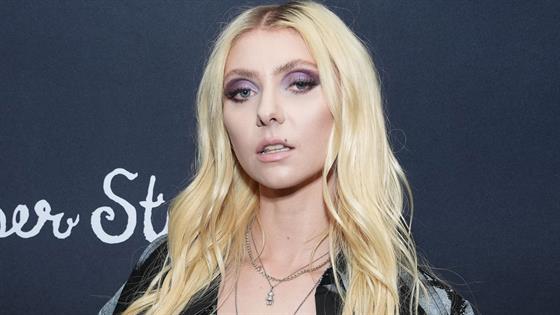 ‘Gossip Girl’s’ Taylor Momsen Goes Topless On Red Carpet, Shows Off