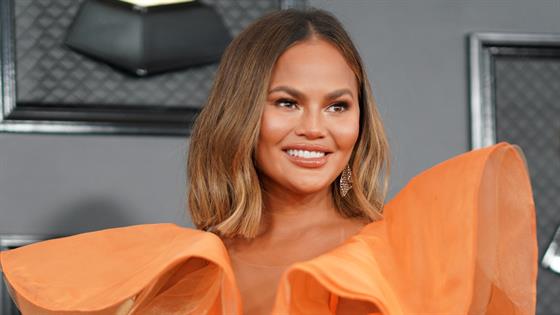 chrissy-teigen-s-tongue-is-falling-off-from-too-much-candy-e-online