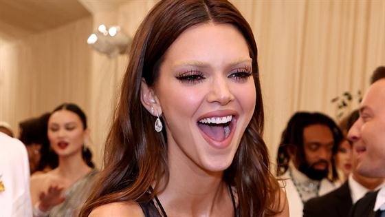 Kendall Jenner peed on her feet on the way to the Met Gala