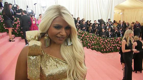 Mindy Kaling Wows As A Platinum Blonde At 2019 Met Gala E Online Au 1731