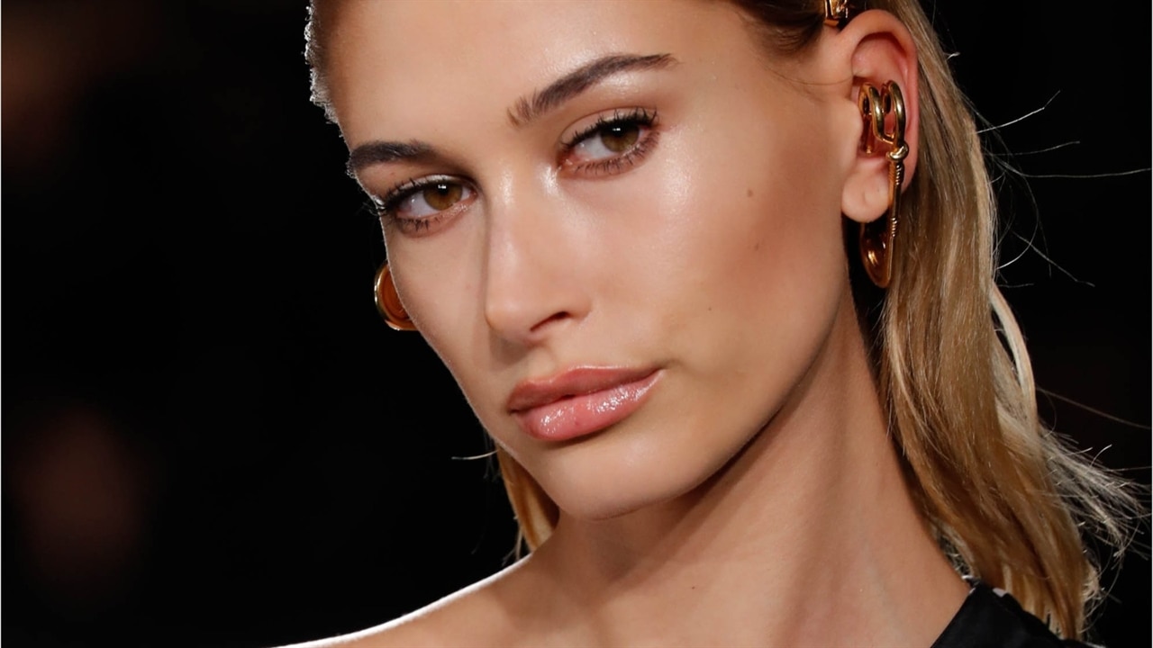 Hailey Baldwin Returns To The Runway After Getting Married E News Canada