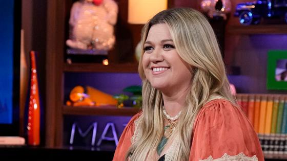 Kelly Clarkson runs off stage after mid-concert wardrobe malfunction